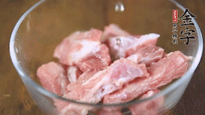 切成小段的排骨洗凈后，加姜片焯水3分鐘。