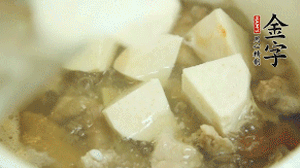 加入適量清水、黃酒燉開(kāi)后，小火煮1小時(shí)即可。