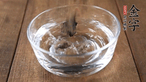 黑木耳泡發(fā)備用。