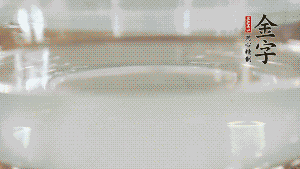 秋葵焯水后，去掉根部，對切成2半。