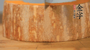 南瓜去皮洗凈后，切成規(guī)則的長方形。