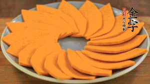 秋葵、南瓜交叉擺在盤中，然后香腸片置于上面，擺成花環(huán)狀。