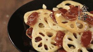 出鍋前加少許鹽調(diào)味，撒上蔥花即可。