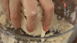 揉勻成光滑的面團(tuán)后，醒發(fā)半小時(shí)。