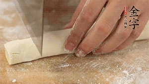 均勻切段后搓成長(zhǎng)條狀，繞到香腸上，以紅豆點(diǎn)綴眼睛。