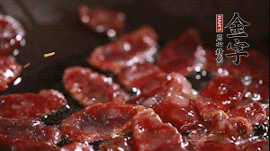 鍋中油7成熱時(shí)，香腸片翻炒均勻，然后依順序加胡蘿卜絲、小青菜、面條。