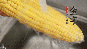 蓮藕切塊、玉米切段、荸薺削皮。