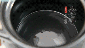 依次把排骨、玉米、蓮藕、荸薺放入砂鍋中。（根據(jù)食材的難易熟度放置，難熟的放下面，其他湯品也是一樣。）