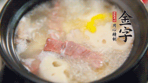 出鍋前加適量鹽調(diào)味，撒香菜點(diǎn)綴就可以啦。