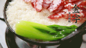 5分鐘后，在鍋邊用勺子淋一圈少少的油。打雞蛋，放青菜，把調(diào)好的醬汁倒入。（在米飯周圍用小勺沿著鍋邊淋上一圈油，是為了吃到地道的鍋巴。這個過程可以稍微轉(zhuǎn)動下鍋，使四壁受熱均勻。）