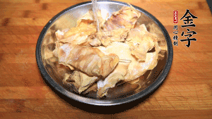 筍干冷水泡發(fā)至軟，切成小段，生姜切成片備用。