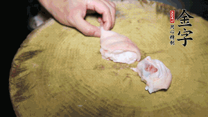 新鮮豬蹄切成塊狀，冷水入鍋，加姜片、黃酒汆燙3分鐘，出鍋后洗凈。（要先將豬蹄的蹄甲和毛處理干凈，如果有毛扎扎的感覺，非常影響口感。大火燒開后，撇去血沫，要多撇幾遍至干凈，這樣才可使湯色更鮮亮、清淡不油膩。）