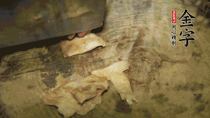 加適量溫水淹沒食材，大火燉至水沸后再小火慢燉1小時，出鍋前10分鐘加枸杞。（焯過水后的豬蹄不應(yīng)再用涼水，用溫水燉煮更容易軟爛。也可以用高壓鍋或者有煲湯功能的電飯煲，省時又便于入味。）