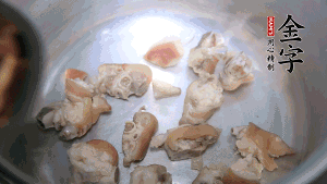 煎至兩面略金黃時(shí)，加適量熱水燉至奶白。