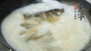 然后加竹蓀段、姜片、枸杞、火腿片，以少量鹽、黃酒調(diào)味，大火燉煮10分鐘。