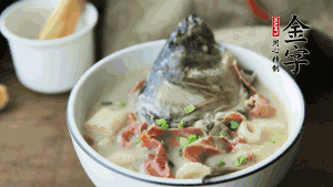 出鍋前可以撒上少許蔥花點(diǎn)綴。