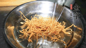 蟲(chóng)草花用涼水浸泡10分鐘，干香菇溫水泡發(fā)至軟去蒂備用。蓮子、紅棗也可一同清洗干凈。