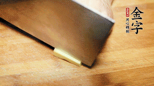 將雞、生姜片、火腿片放入砂鍋中，注入清水淹沒(méi)雞身。（燉湯最適宜冷水下鍋，隨著水溫的慢慢升高，原料會(huì)充分釋放出營(yíng)養(yǎng)。）