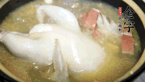 煮沸時(shí)加入蟲(chóng)草花、香菇、紅棗，以料酒調(diào)味繼續(xù)小火燉煮1小時(shí)左右。