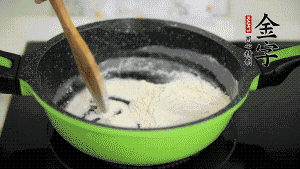 【月餅餡】3．把面粉放入干凈的炒鍋，小火加熱不斷翻炒，至呈微黃色熟透。在腌漬好的火腿丁中加熟面粉，拌勻后，加黃油拌勻揉搓成12個小球，放冰箱冷藏備用。