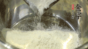 【油皮】1．將油皮材料放入料盆中，緩緩加100ml水，攪拌成雪花片狀。在案板上反復(fù)揉搓成有一定筋度的光潔面團(tuán)，搓成12個團(tuán)子。