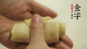 【包月餅】1．面劑兩頭向中間捏緊， 把光滑一面向下，按扁后搟成圓形面皮。餡料放在面皮中心，把餡料包緊，捏緊收口。