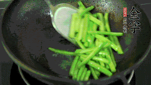 鍋中倒油，油溫7成熱時，放入四季豆煸炒至變色，然后放入香腸均勻翻炒，加少許清水燜煮1分鐘。