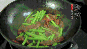 然后再加入鮮蓮子一起翻炒，至熟后加少許鹽調(diào)味就可以了。