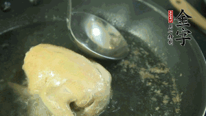 鴿子去毛和內(nèi)臟，處理干凈。大火燒開鍋中的水，放入鴿子汆燙3分鐘，撇清血沫，撈出備用。（為了保證湯色純正，肉類在煲制前要先去除殘留的血水，煲湯時一定要冷水下鍋，這樣肉里的蛋白質(zhì)才可以充分地溶解到湯里，湯的味道才會鮮美。）