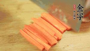 洋蔥、青椒、胡蘿卜切成粒備用。