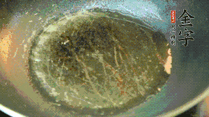 熱油起鍋，依次放入胡蘿卜粒、青椒粒、洋蔥粒煸炒均勻。