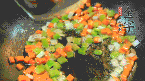 以耗油、料酒調(diào)味，加適量清水燜煮。