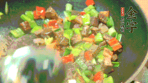 熱油起鍋，依次加入青椒塊、牛肉、大蒜煸炒均勻。