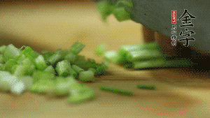 小蔥切成蔥花。