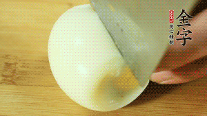 煮面條的同時(shí)把雞蛋煮好。