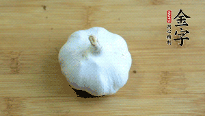 大蒜切成蒜末。（先把大蒜拍扁后，再切碎會(huì)容易很多。）