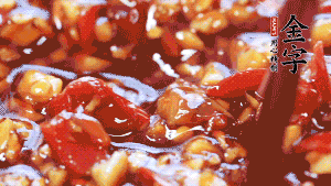 加入蒜末后攪拌均勻，讓每一種味道更加融合。(這個(gè)醬汁是不是看起來(lái)很誘人啊^_^)