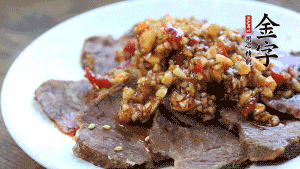 最后把醬汁淋到牛肉上即可，撒上芝麻、香菜。也可以把牛肉和醬汁攪拌均勻，讓牛肉與醬汁更加入味。