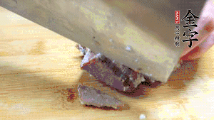 金字鹵牛肉打開(kāi)包裝，把牛肉切成片狀。（眼見(jiàn)為實(shí)，用一整塊牛肉鹵制的鹵牛肉哦，牛肉的香氣感覺(jué)撲鼻而來(lái)有木有?。。。?>
					</div>
					<span>步驟 6/7</span>
					<p>金字鹵牛肉打開(kāi)包裝，把牛肉切成片狀。（眼見(jiàn)為實(shí)，用一整塊牛肉鹵制的鹵牛肉哦，牛肉的香氣感覺(jué)撲鼻而來(lái)有木有！?。。?/p>
				</li><li>
					<div   id=