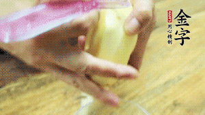 將食材洗凈，茄子、土豆切滾刀塊。