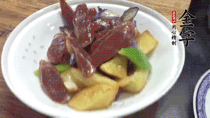 加少量生抽、鹽、糖、雞精調(diào)味，炒熟出鍋即可。