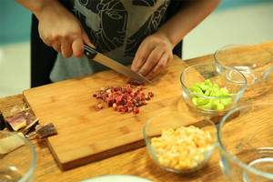 金字火腿隔水蒸15分鐘后切成小丁。