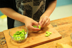 蠶豆剝除外殼，剩下嫩嫩的蠶豆。