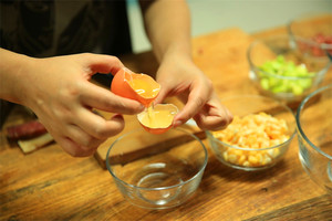 雞蛋蛋白和蛋黃分開，把蛋黃打散。