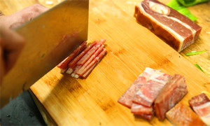 將火腿清洗后切成絲備用。