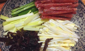 黑木耳泡發(fā)，黑木耳、韭黃、雷筍、青椒切成絲。
