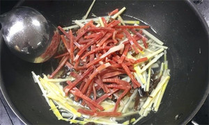 火腿絲、筍絲、黑木耳絲汆水后，瀝干。