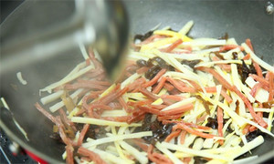 起油鍋，蒜茸煸香，倒入所有食材，加料酒翻炒至熟即可。