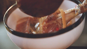 筍干提前冷水浸泡3小時，浸泡后將筍干撕成條狀。