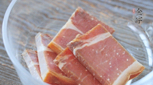 金字火腿切片溫水浸泡5分鐘。